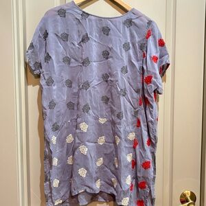 Johnny Was XS Gray Rayon Rose Floral Embroidered Tunic Top Short Sleeve Festival